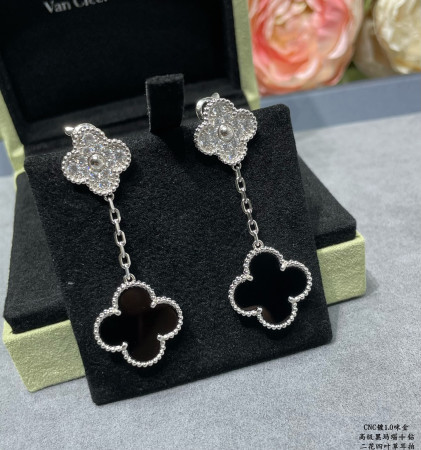 v*n cl*f & arpels high-grade black agate with Di*m*nd two-flower four-leaf clover earrings
