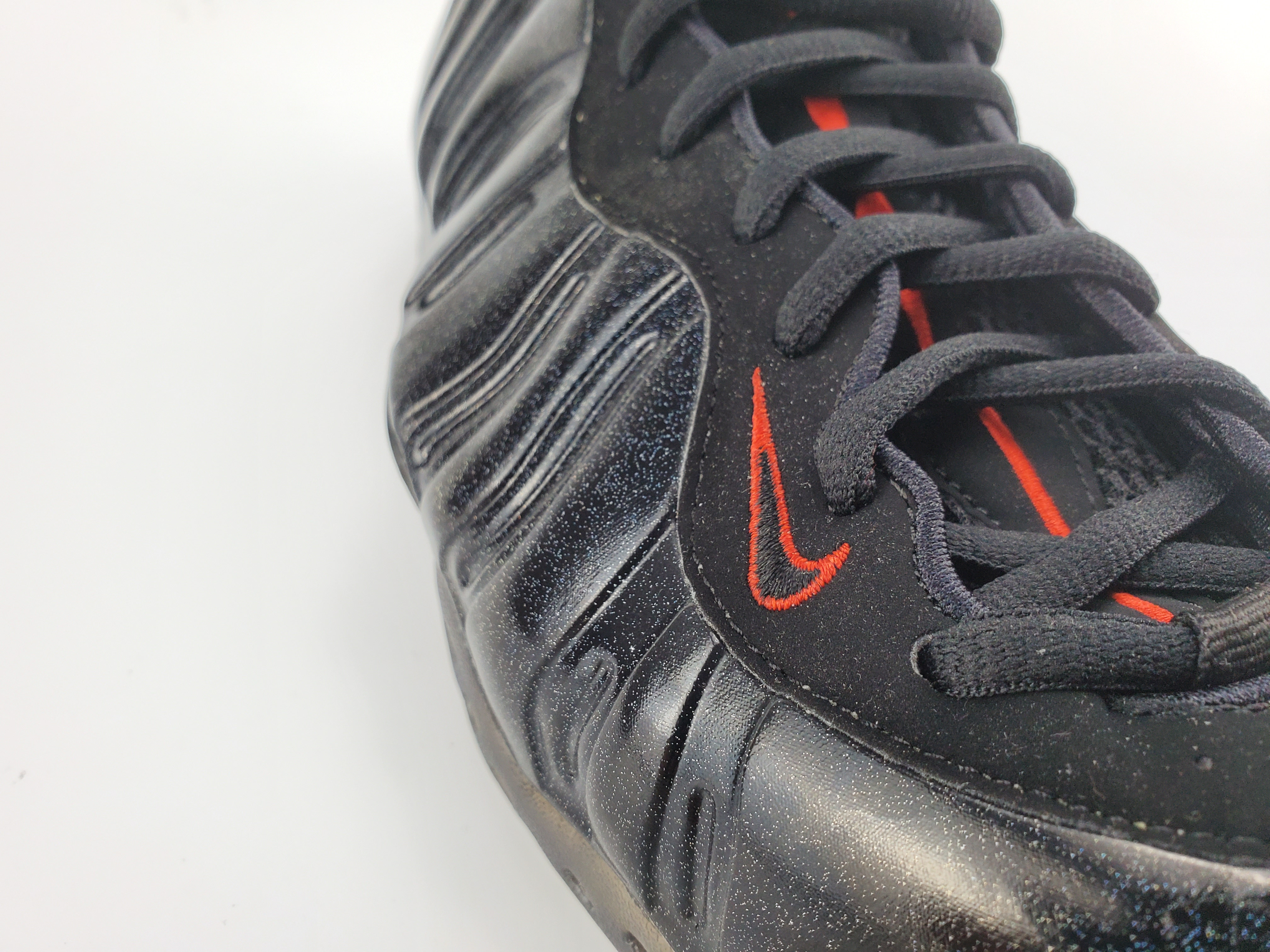 Nike Air Foamposite One “Black/Gold-Red”