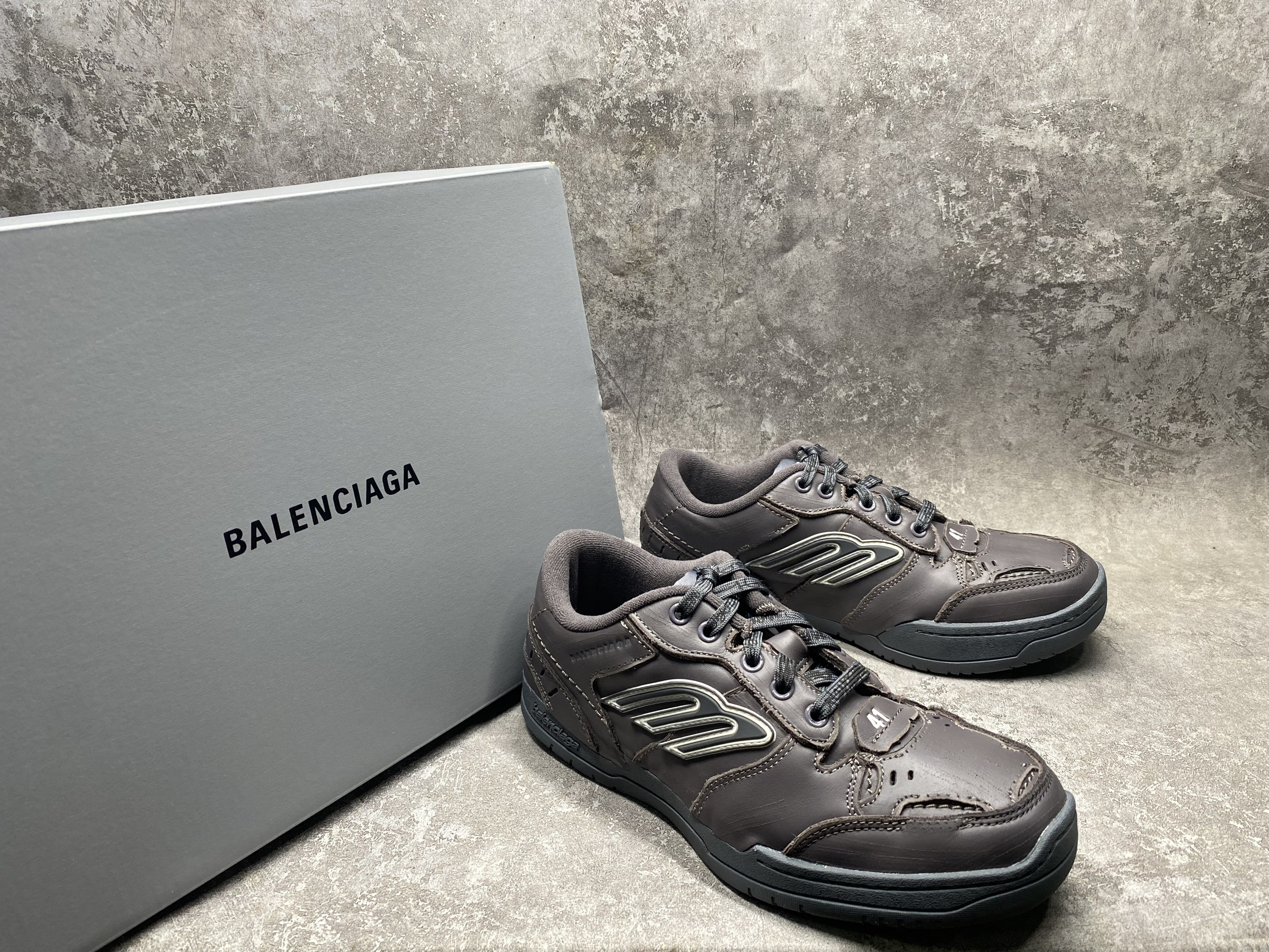 ua Ba*len*cia*ga hamptons worn-out sneaker (run one size large)