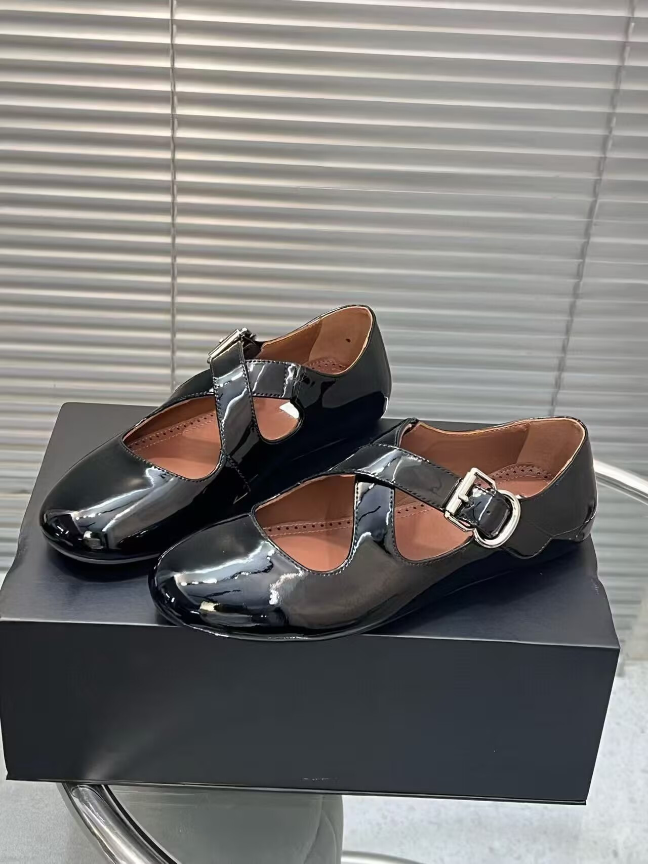 UA ALAÏA CRISS CROSS BALLET FLATS