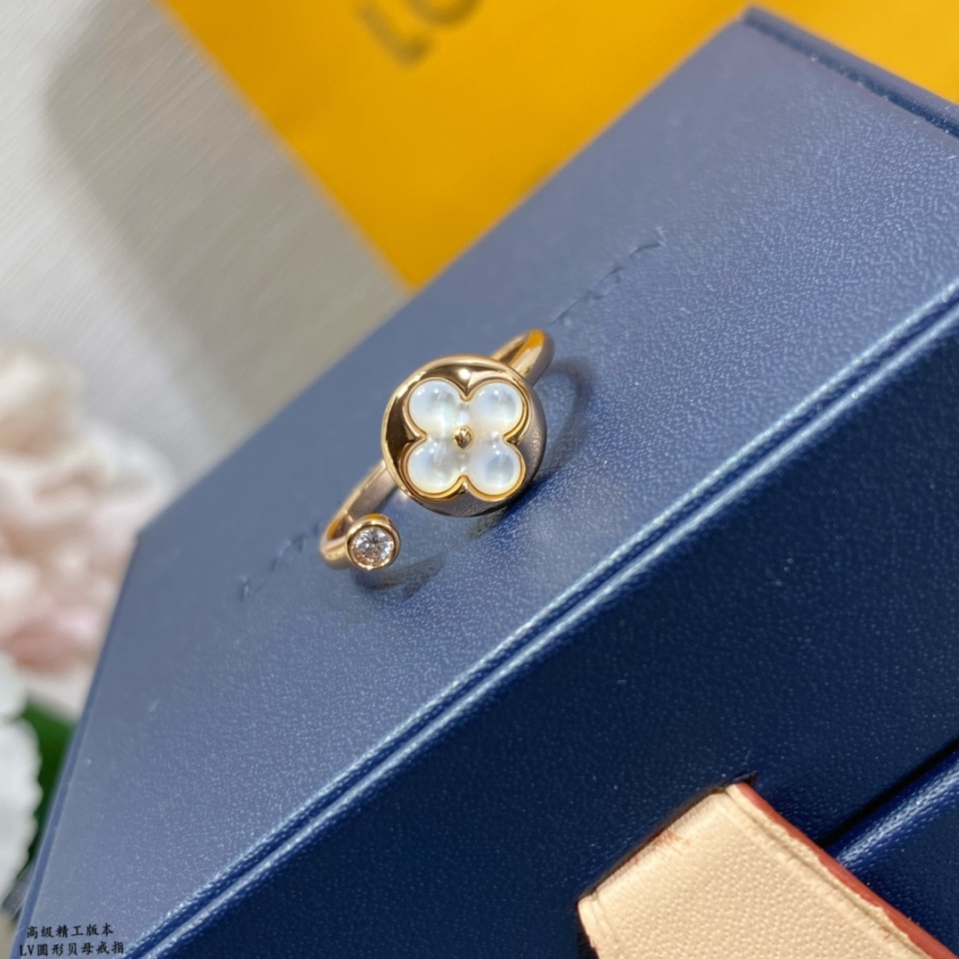 l0*is V*t0n round mother-of-pearl ring