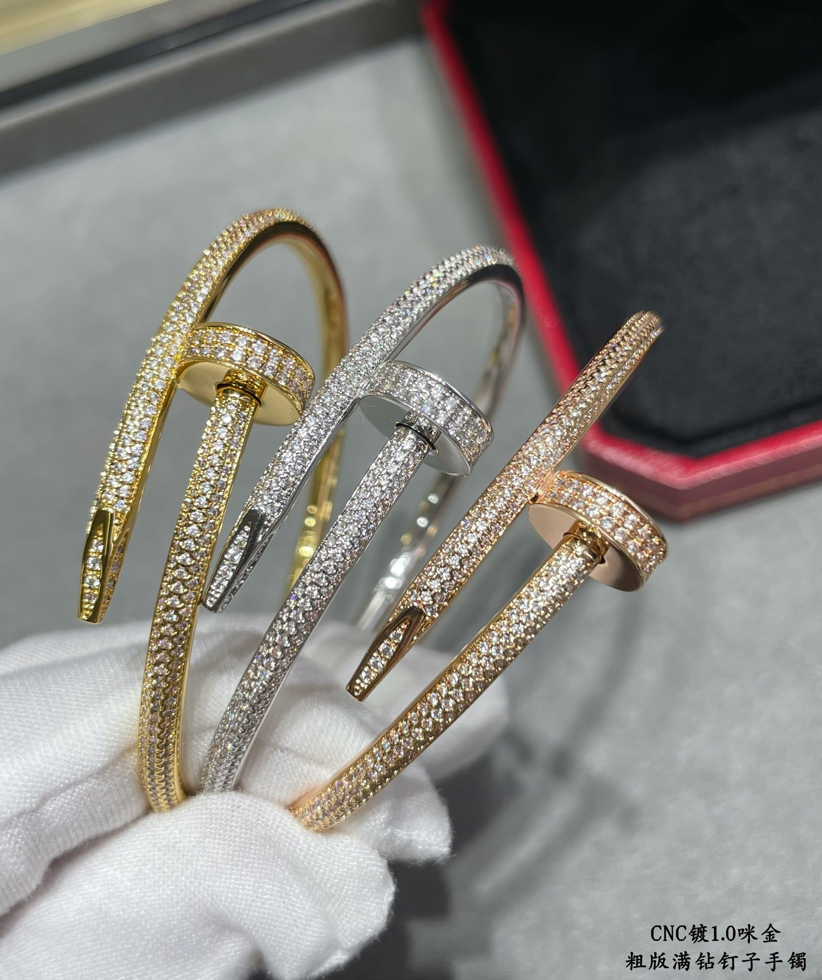 ca*t*er thick Di*m*nd nail bracelet