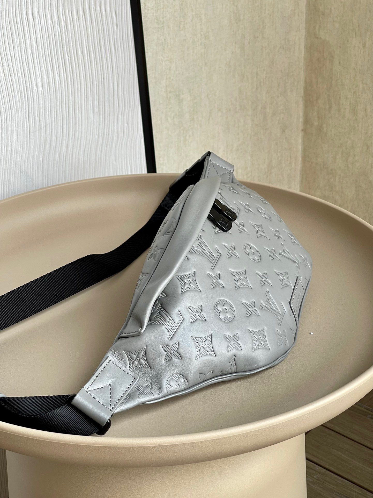 LV DISCOVERY BUMBAG M46108