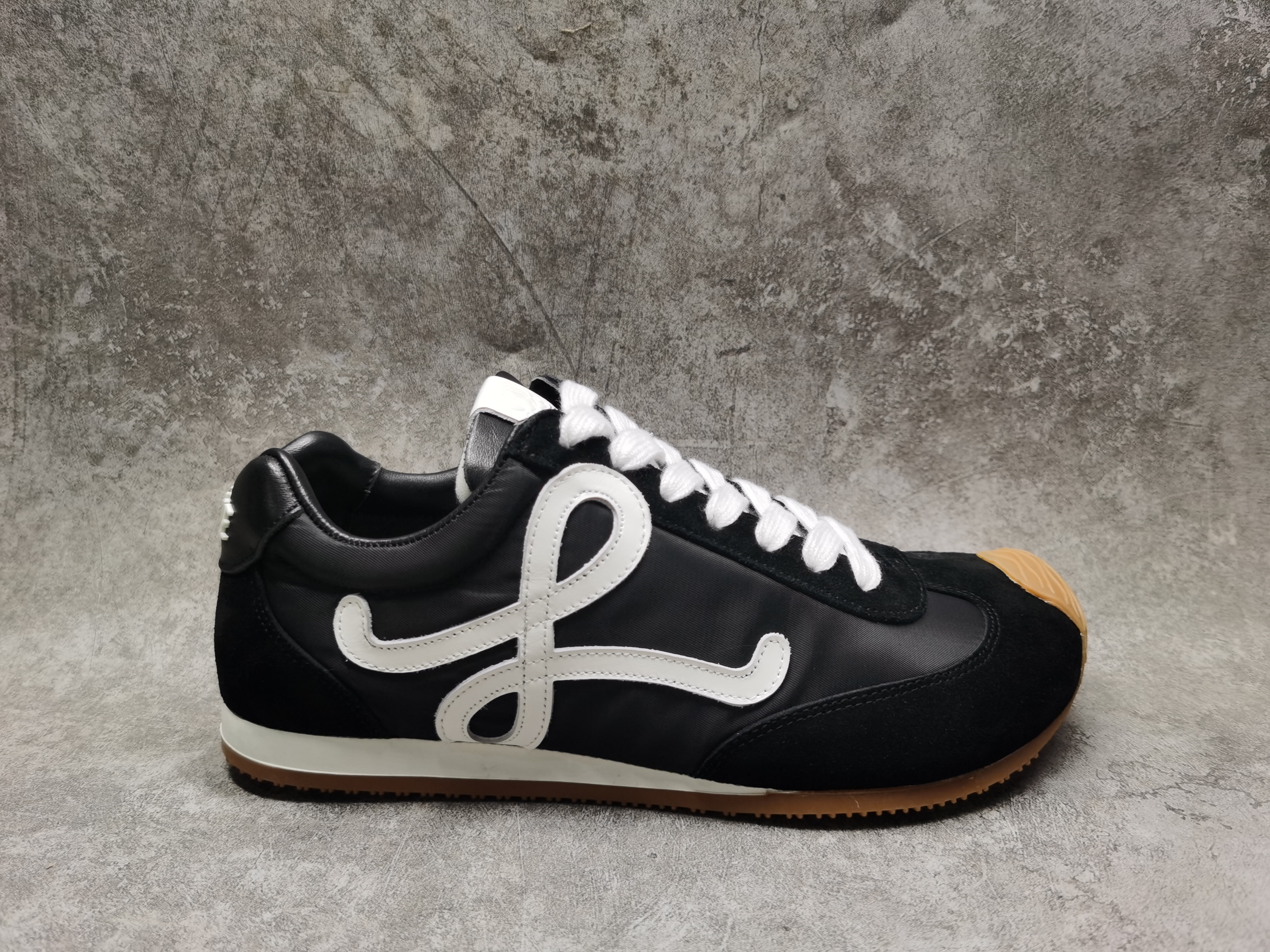 ua L0ew* sneakers