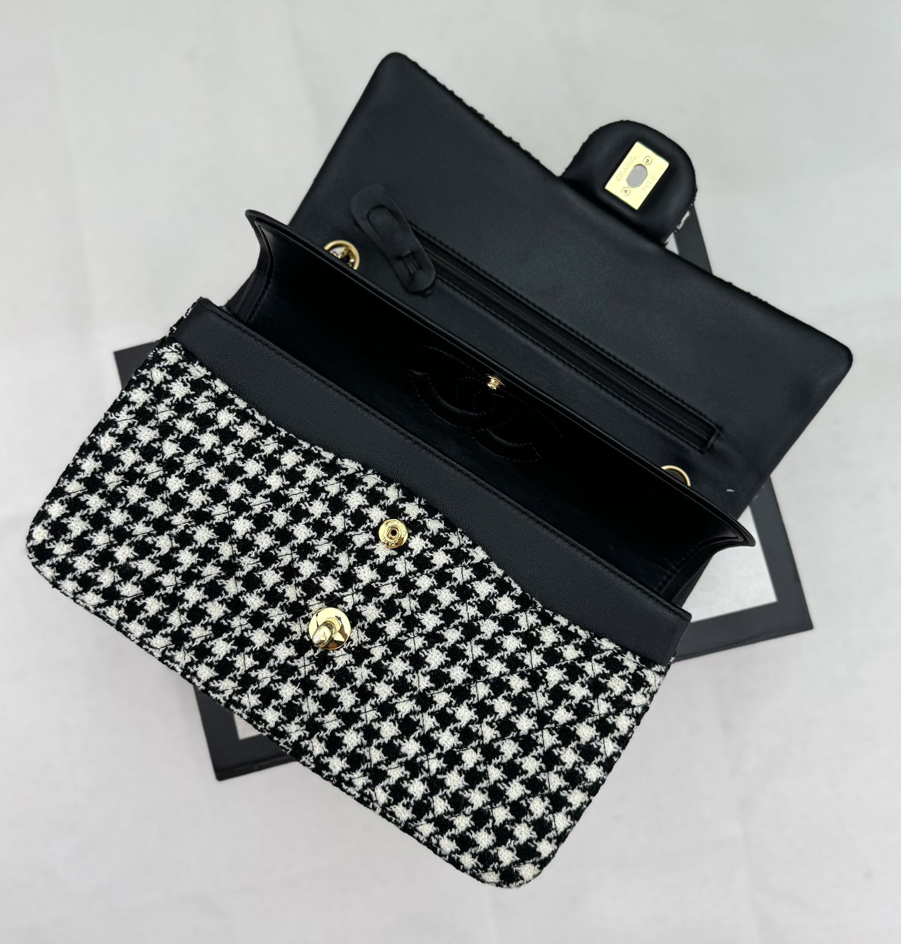 Ch*el mini classic 11.12 handbag 25 15.5 × 25.5 × 6.5 cm