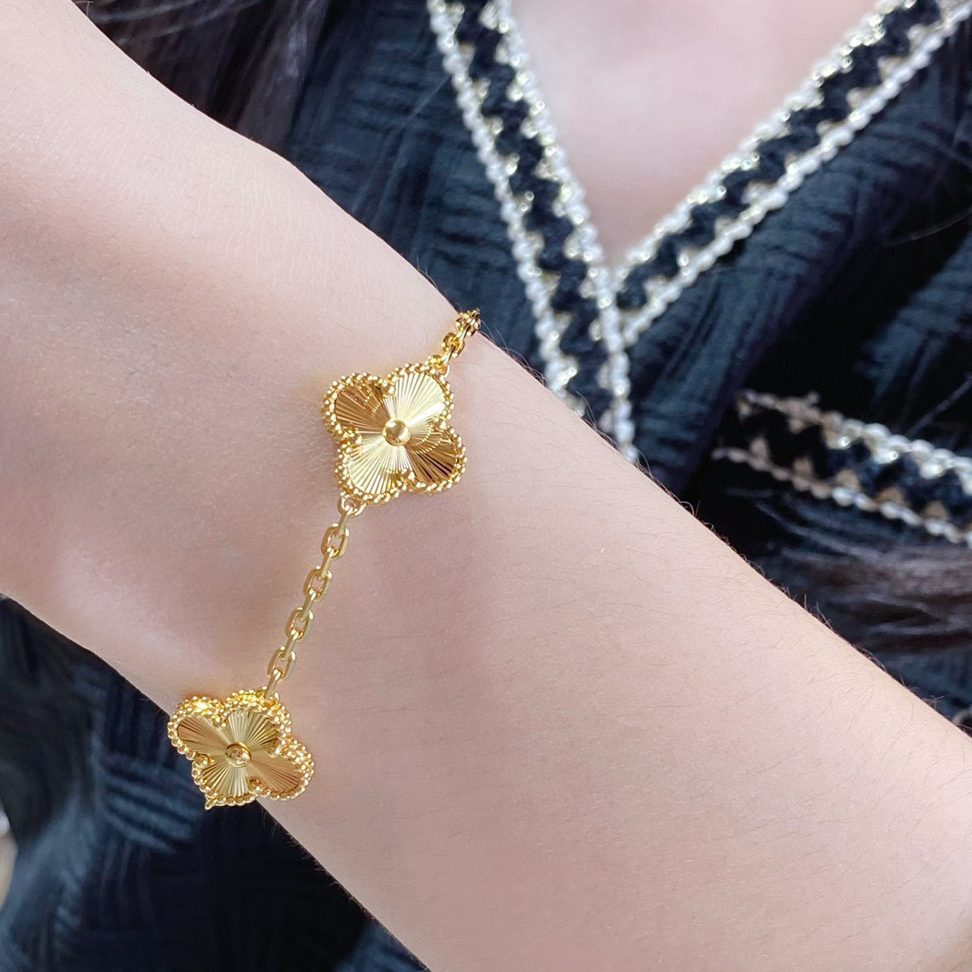 V*N CL*F & arpels bracelet