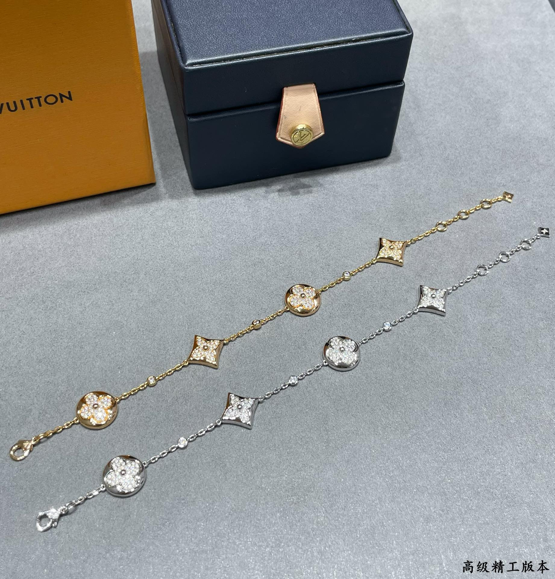 l0*is v*t0n large four-flower full Di*m*nd bracelet