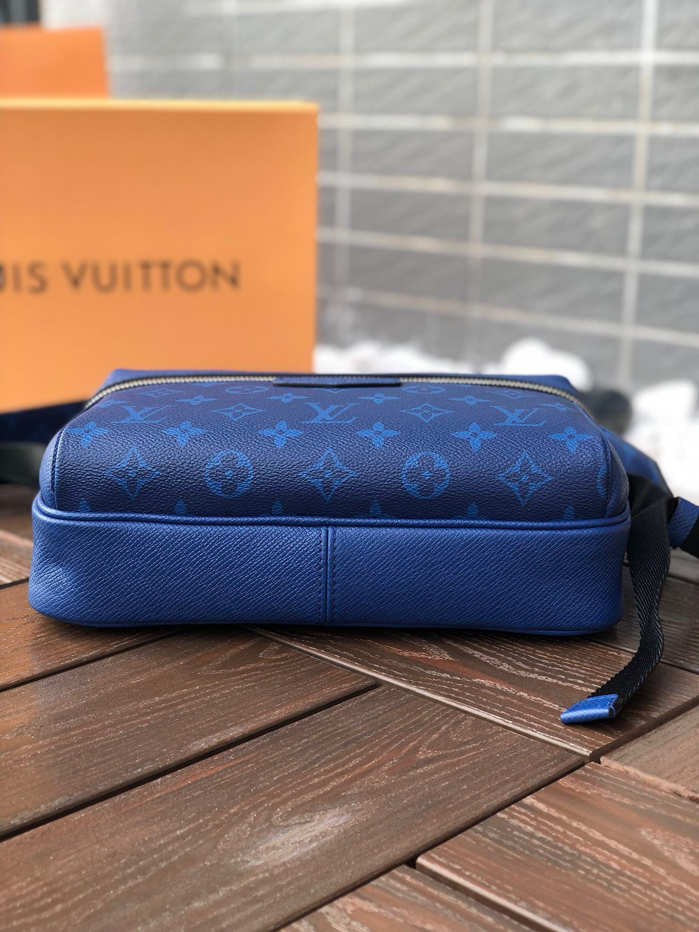LV OUTDOOR MESSENGER M30242