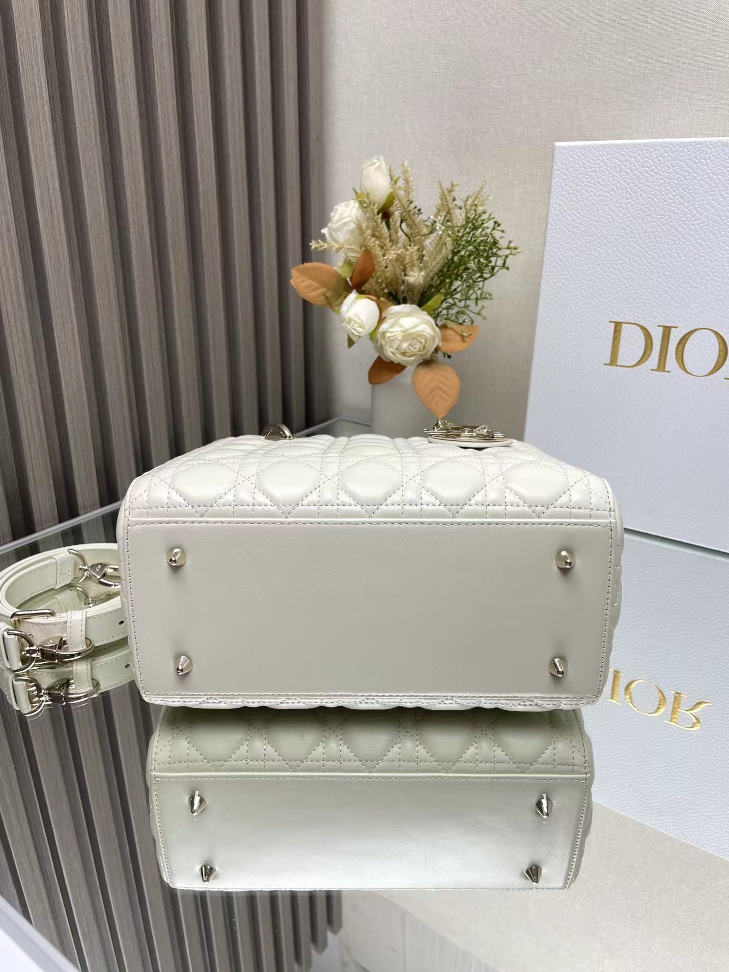 medium lady D*or bag  24 x 20 x 12 cm