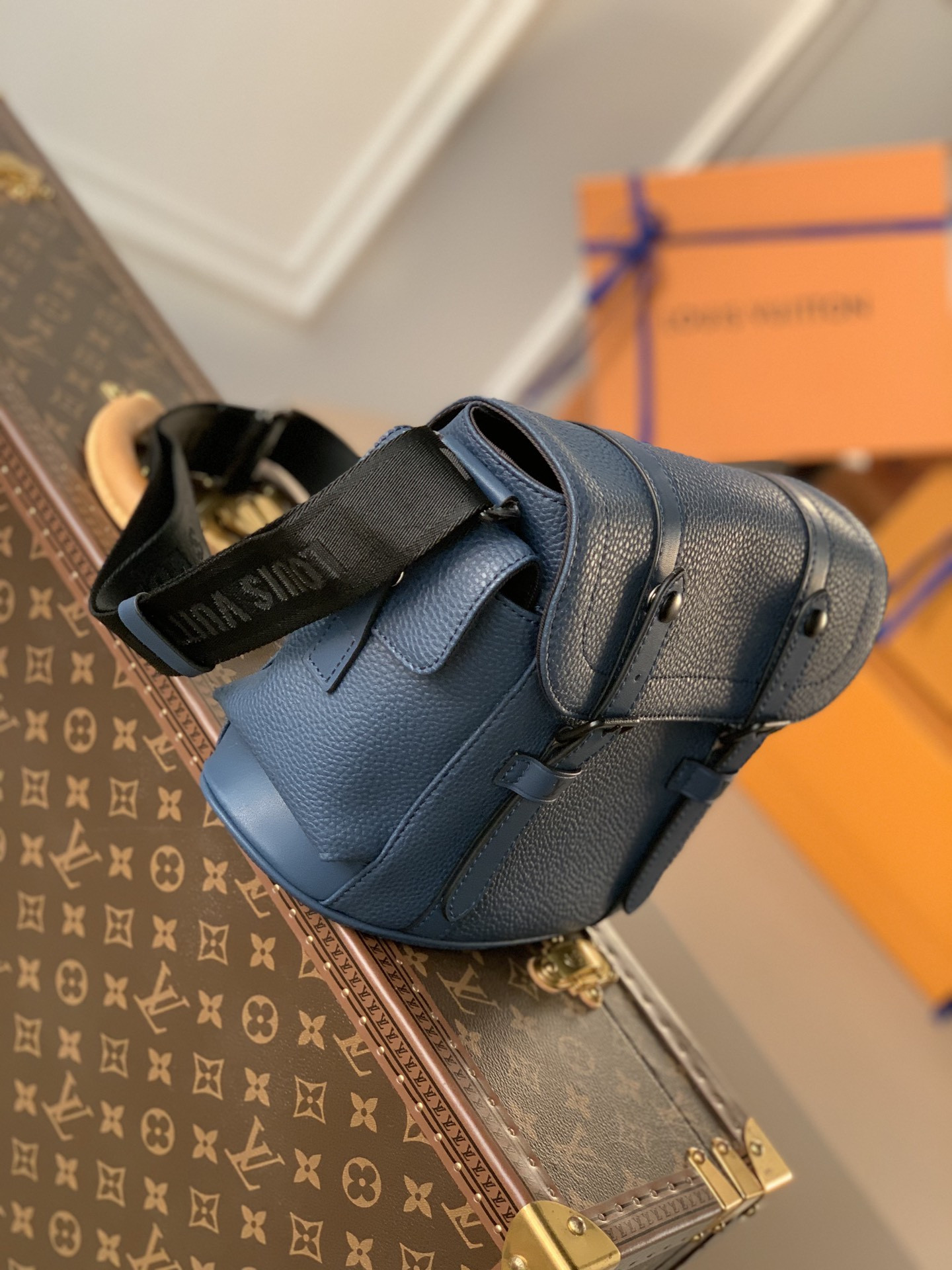 LV CHRISTOPHER MESSENGER M58475