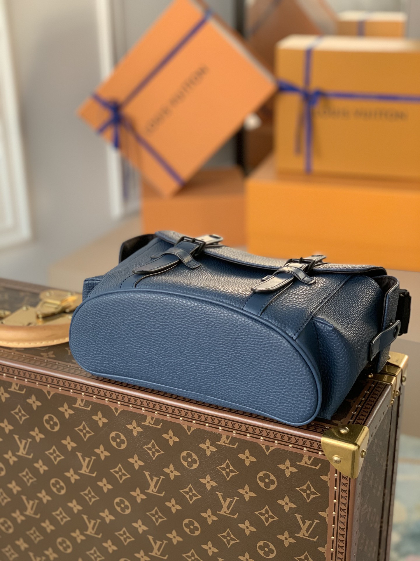 LV CHRISTOPHER MESSENGER M58475