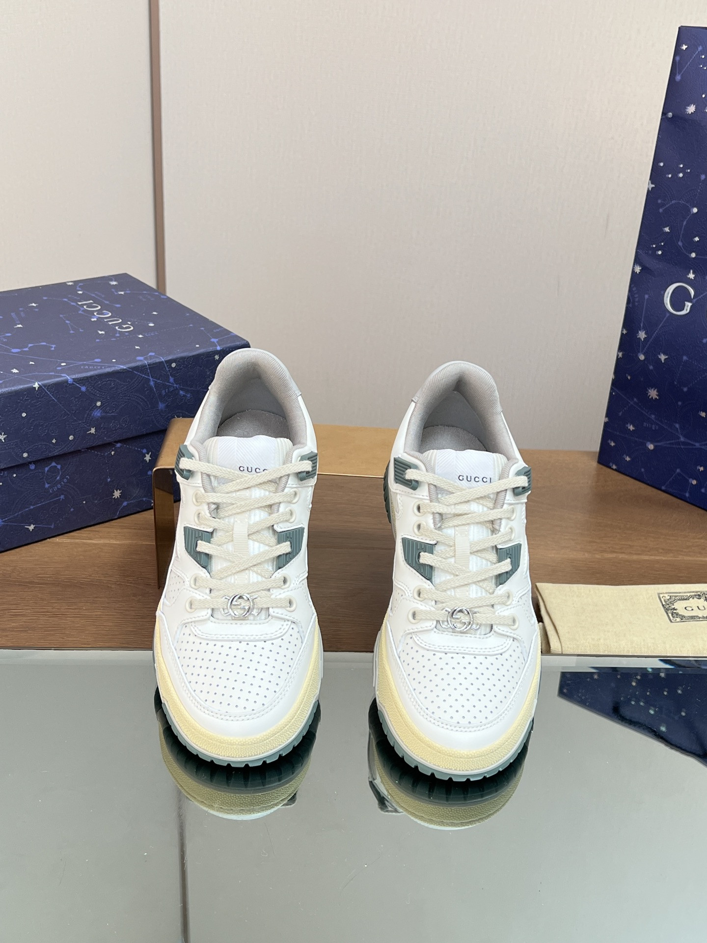 ua G*u*i low-top sneaker