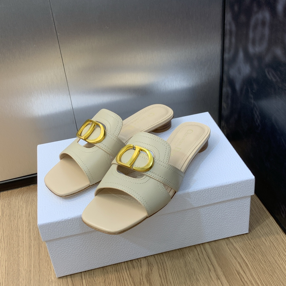 ua D*or 30 montaigne slide