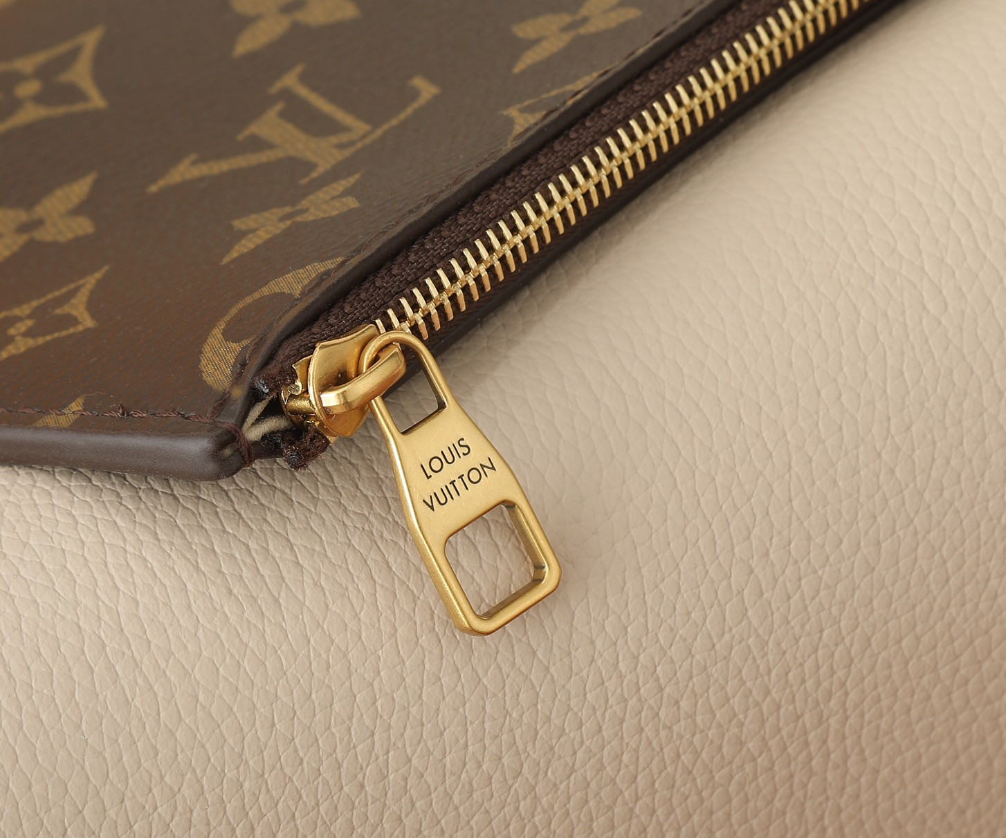 LV Low Key Hobo MM M25022 12.2 x 13.8 x 7.1 in