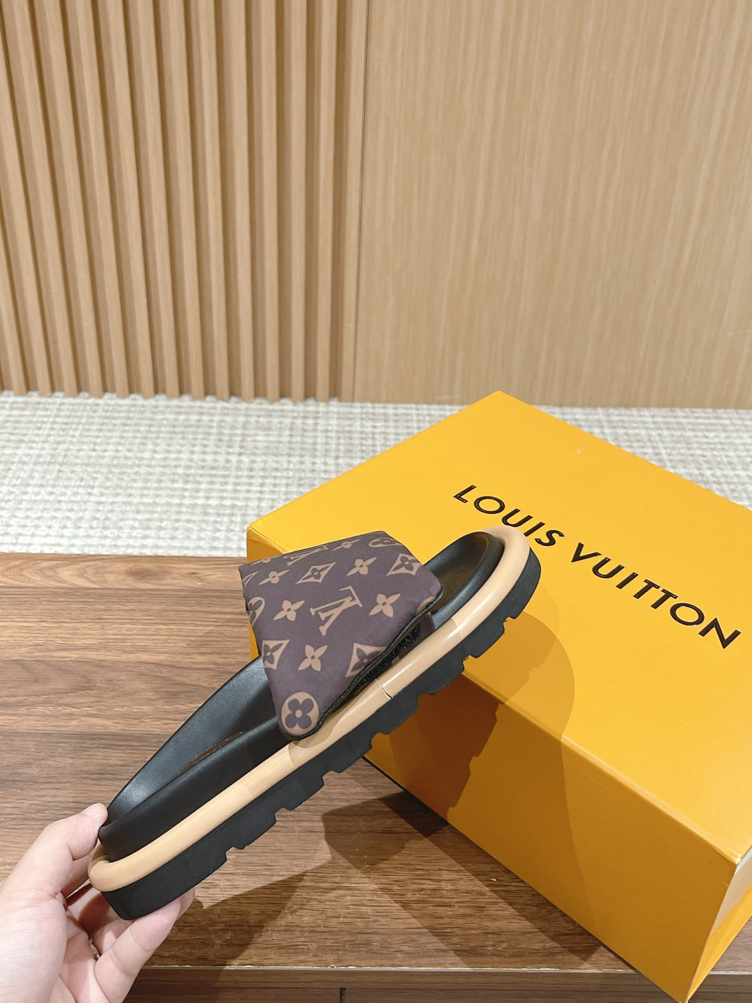 UA LV Pool Pillow Flat Comfort Mule