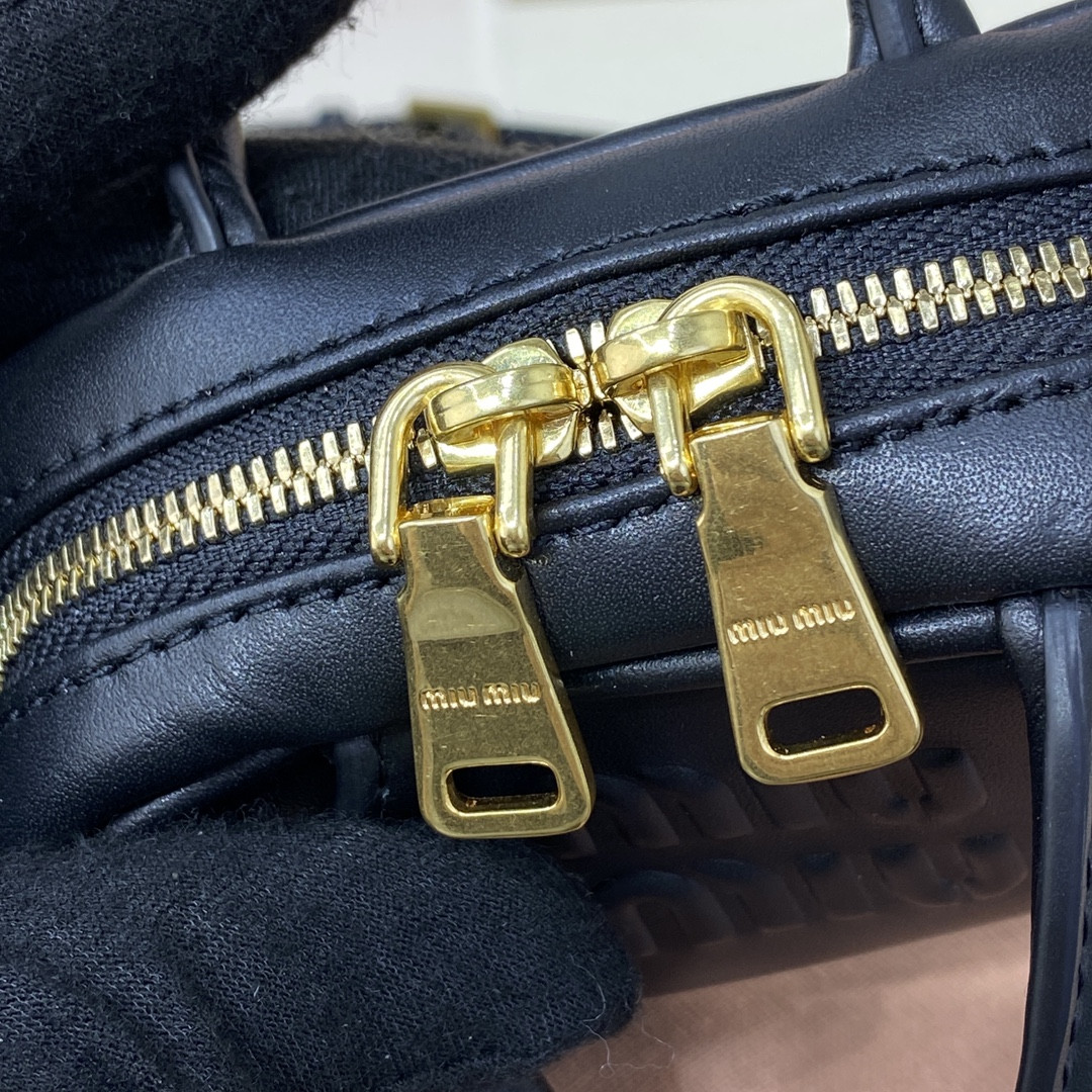 Miu Miu Leather micro bag 7x11x4cm