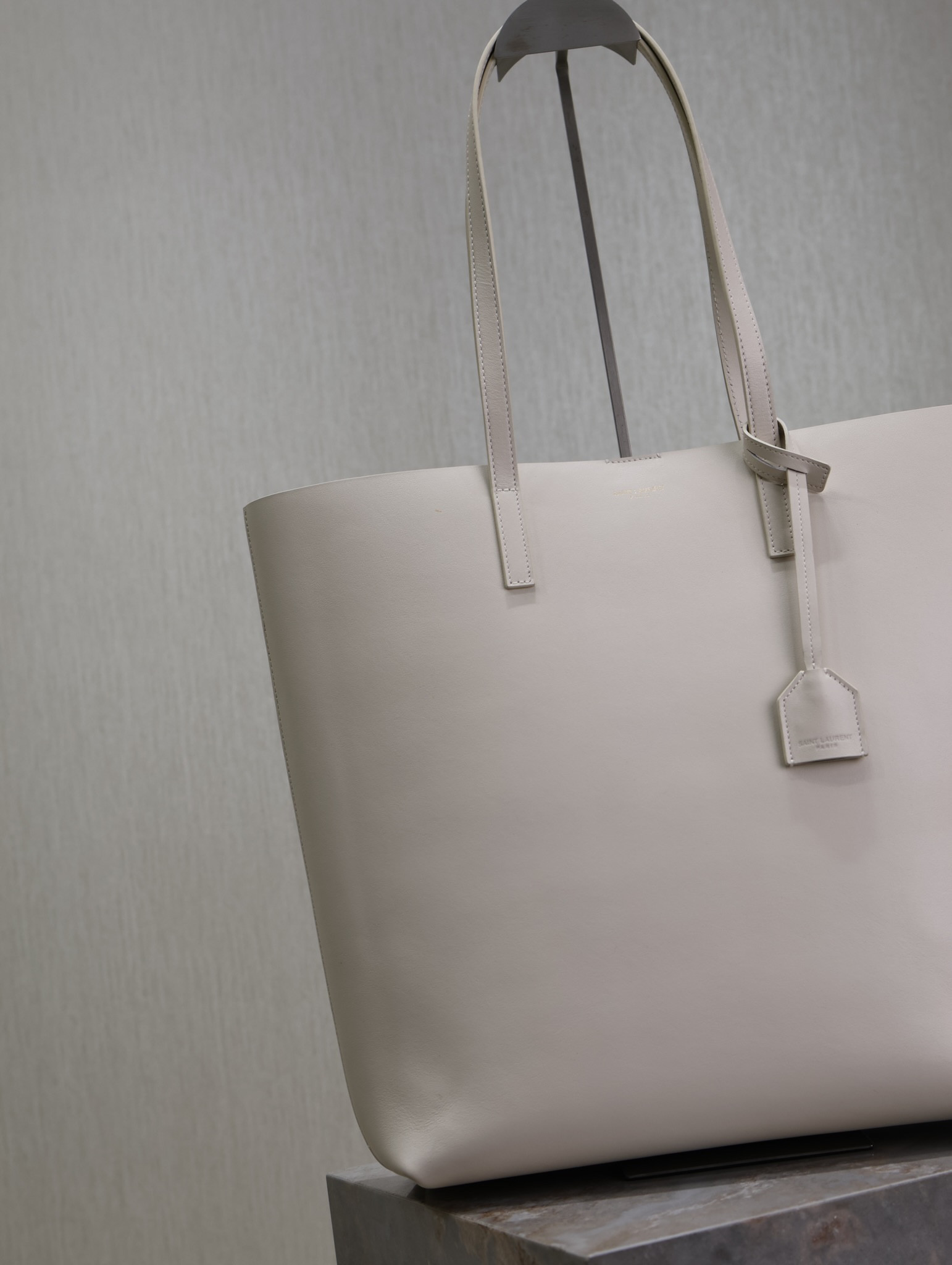 y*l shopping Sa**t Lau*nt in leather 32.5×35×10.5cm