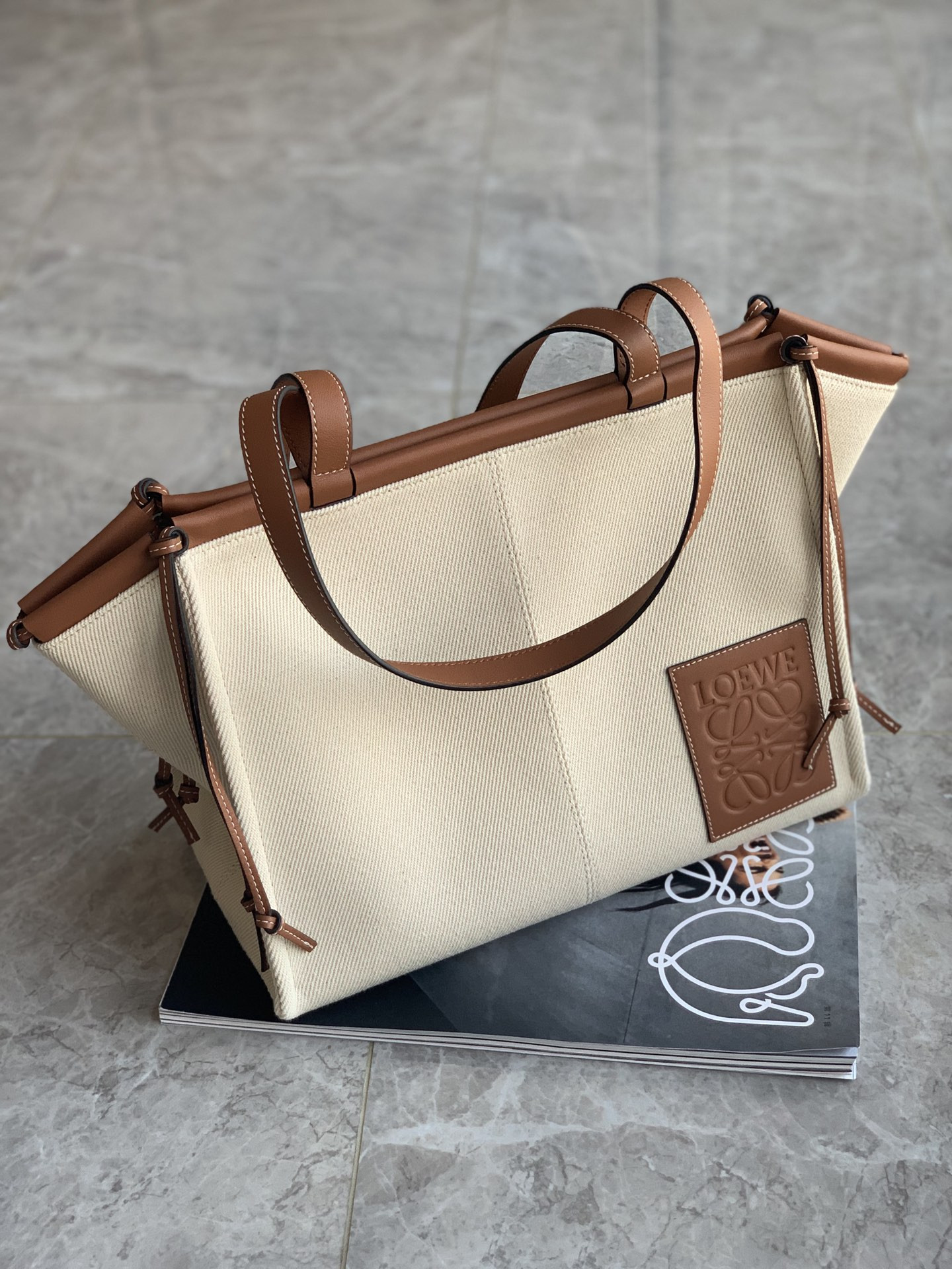 L0ew* cushion tot canvas and calfskin 35x27x19cm