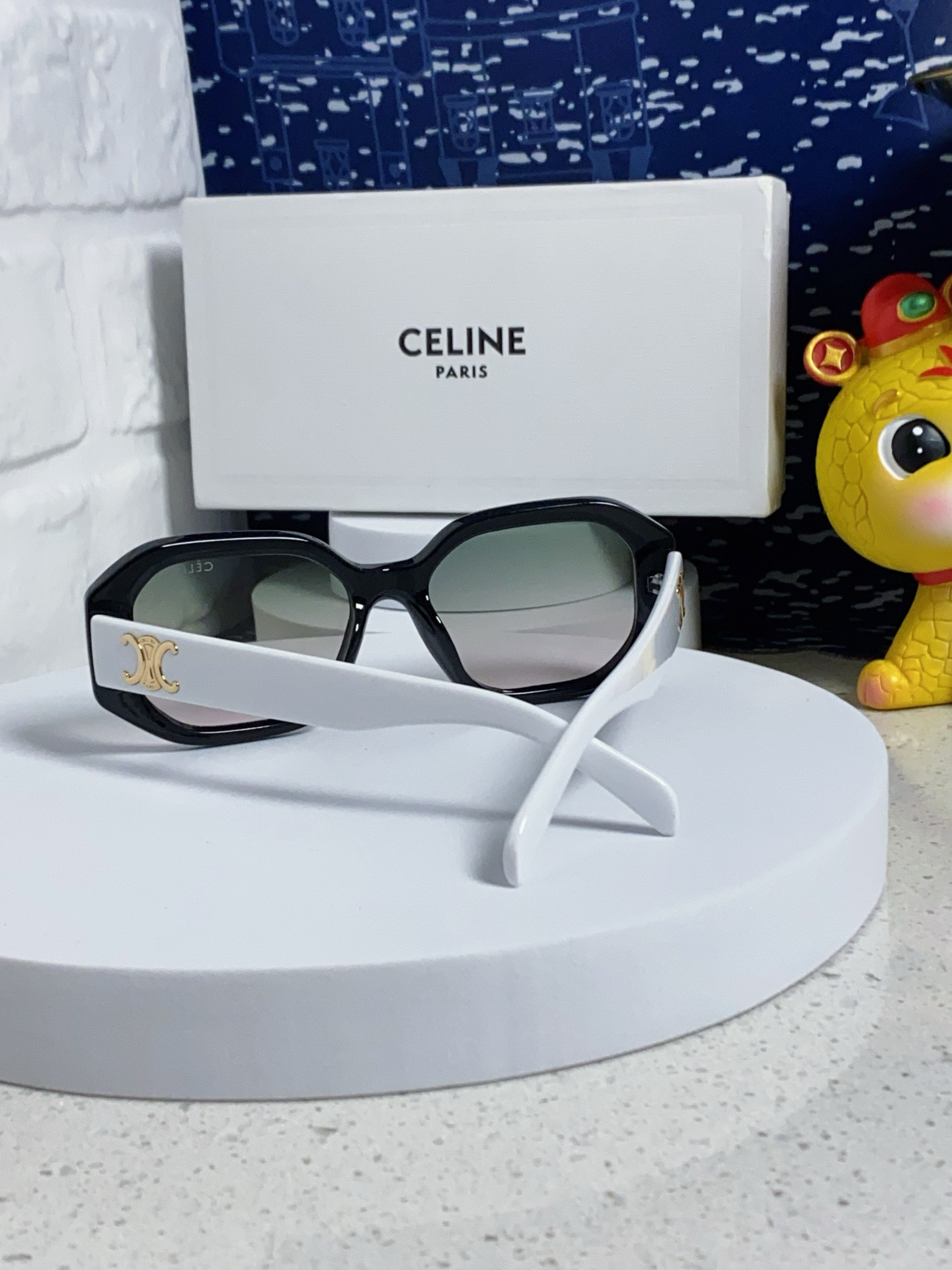 Ce**e glasses