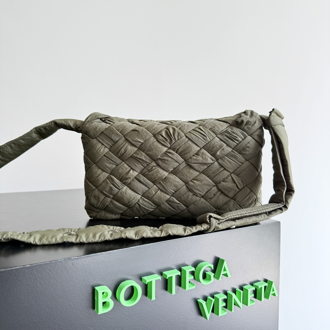 bo*te*ga Ve*ne*ta small rumple messenger 21x14x5cm