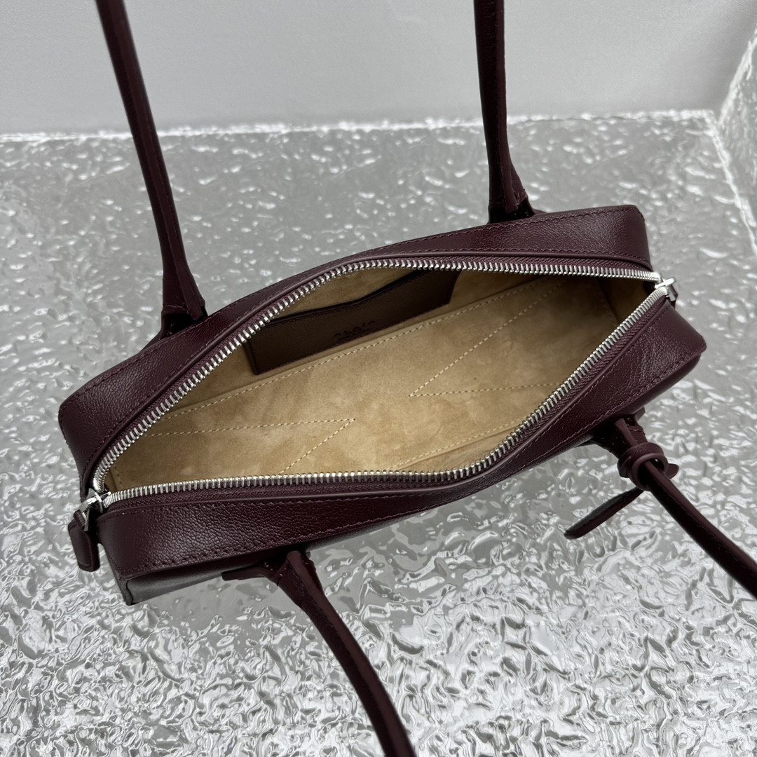 ALAÏA LE TECKEL SMALL BAG IN LEATHER 27x9x8cm