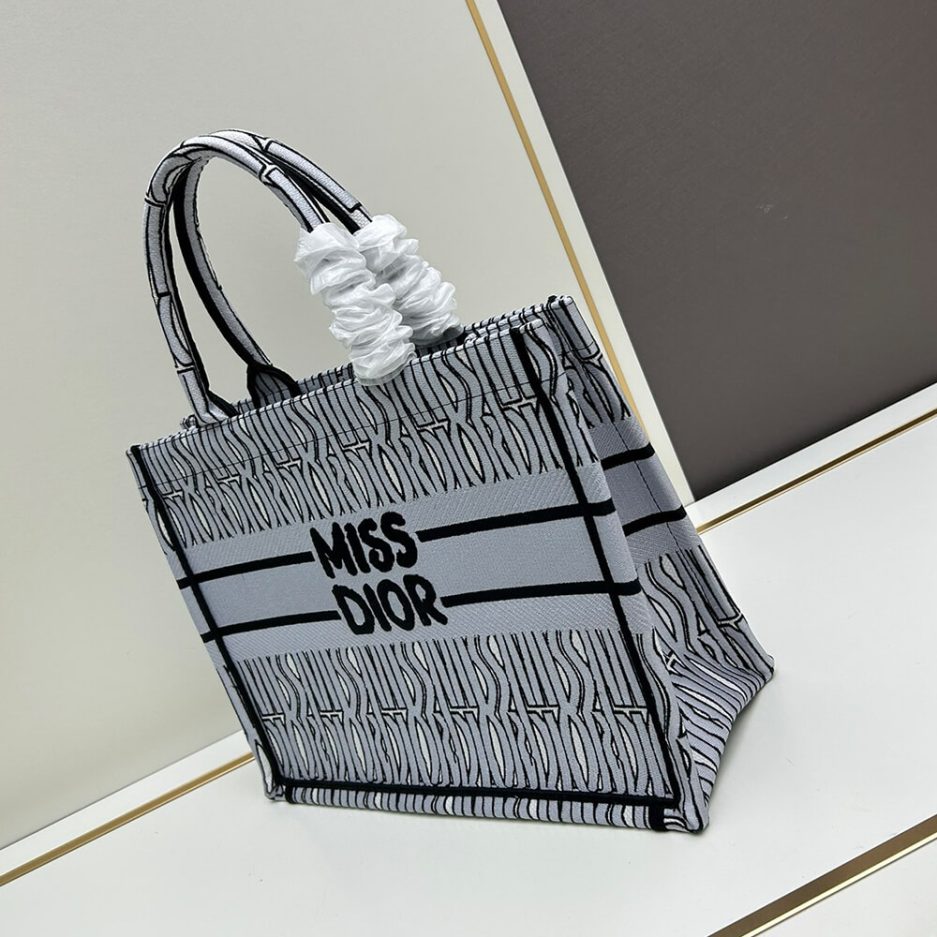 medium D*or book tote